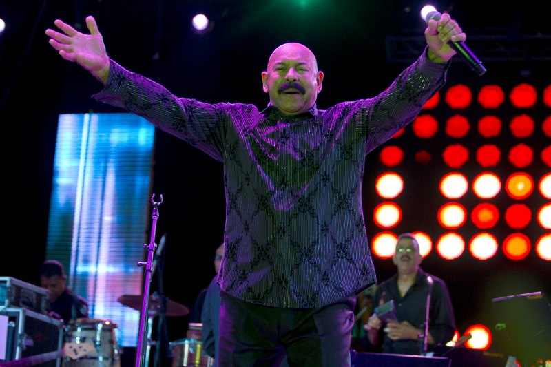 Óscar de León hizo vibrar a miles de asistentes a su concierto. 