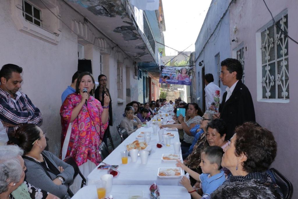 Xóchitl Gálvez convivió con las amas de casa en el marco del Día de las Madres.