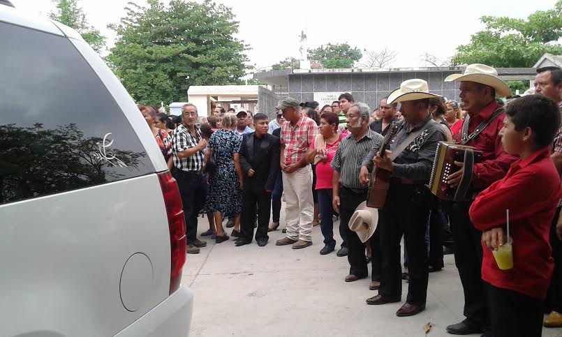 Adolfo Muñoz Mendoza fue despedido con música.