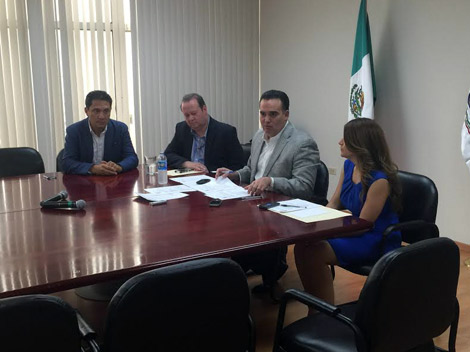 Sólo el coordinador del PAN, el diputado independiente Luis David Ortiz, así como otros dos albiazules, se dieron cita a la reunión convocada. 