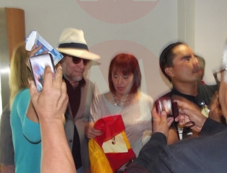 El cantautor español arribó esta tarde al puerto.