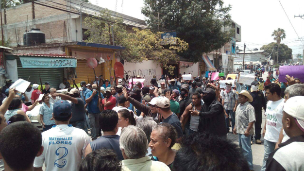 En la manifestación se generó un enfrentamiento entre pobladores y supuestos policías comunitarios.