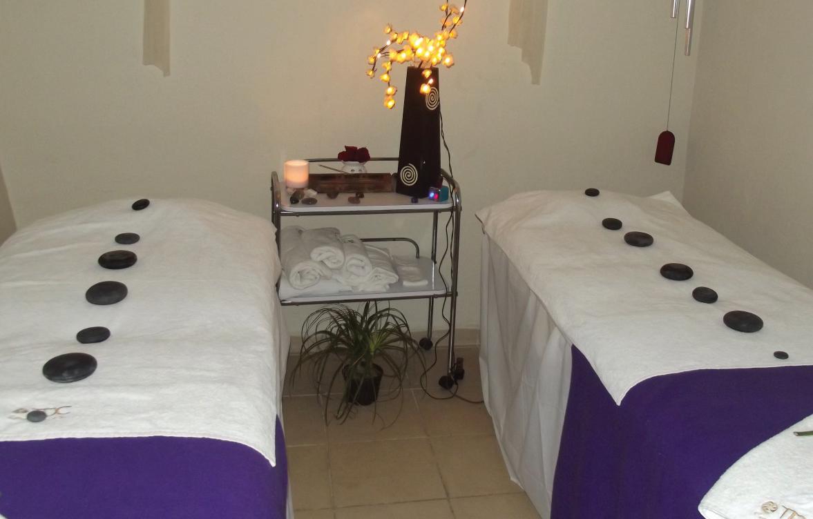 La técnica de piedras volcánicas calientes y el temazcal son algunos de los servicios ofrecidos.