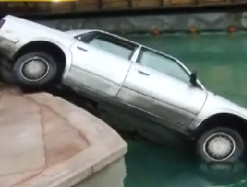 Auto cae a Paseo Santa Lucía.
