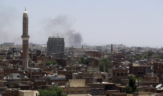 Una columna de humo se levanta tras un bombardeo aéreo de la coalición liderada por Arabia Saudí en un campo hutí en Saná