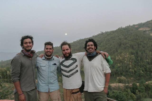 Enrique Bencomo, Carlos Pérez, Patricio Cordero  y Rodrigo Esquinca, los documentalistas mexicanos que se encuentran en Nepal.