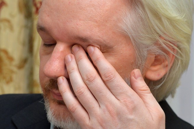 El fundador de WikiLeaks, Julian Assange, muestra su cansancio en una conferencia de prensa en la Embajada de Ecuador en Londres 