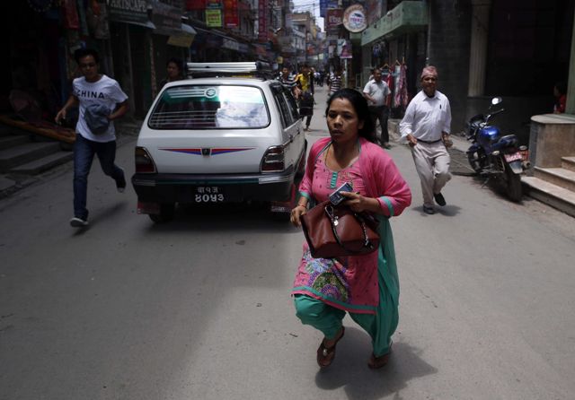 La gente evacuó de forma rápida los edificios ante en nuevo terremoto en Nepal