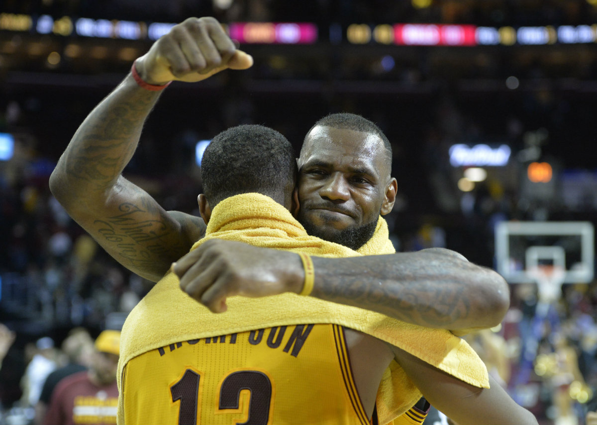 LeBron James celebra con Tristan Thompson