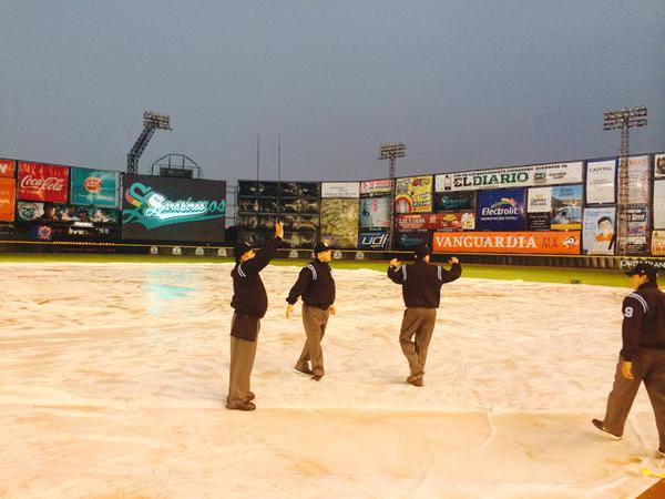 Los ampayers suspendieron el juego 