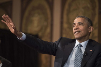 Obama se dirige al auditorio durante el debate cumbre de liderazgo católico-evangélico sobre Pobreza en la Georgetown University de Washington