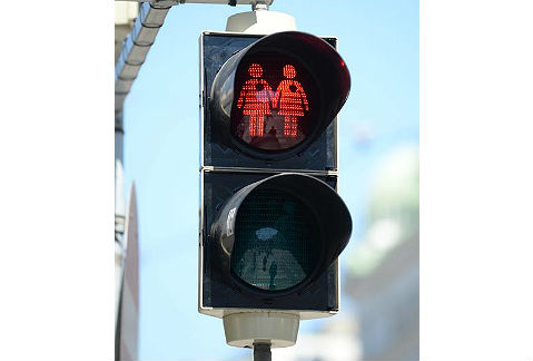 Parejas del mismo sexo ilustran el paso de peatones en Viena