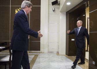 El secretario de Estado de EU, John Kerry (i) saluda al presidente ruso, Vladimir Putin (d), en la residencia presidencial Bocharov Ruchey en Sochi