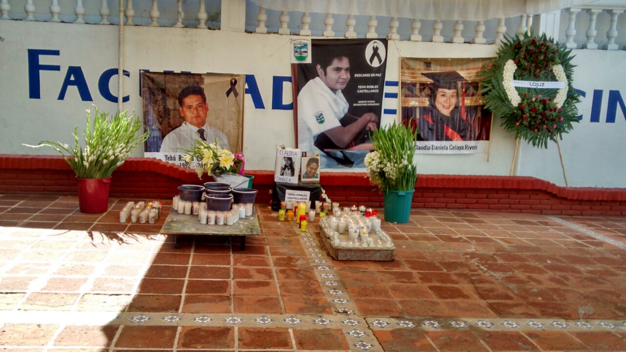 Los estudiantes levantaron un altar por sus compañeros. 