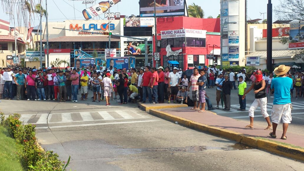 Manifestantes mantienen bloqueada la costera Miguel Alemán, en Acapulco.