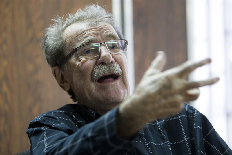 Teodoro Petkoff, director del semanario Tal Cual y galardonado con el Premio Ortega y Gasset de este año, no puede salir de Venezuela