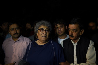El cantante de música clásica afgano Altaf Husain (c), que debía dar un concierto en el Park Palace, después de ser rescatado por la policía 