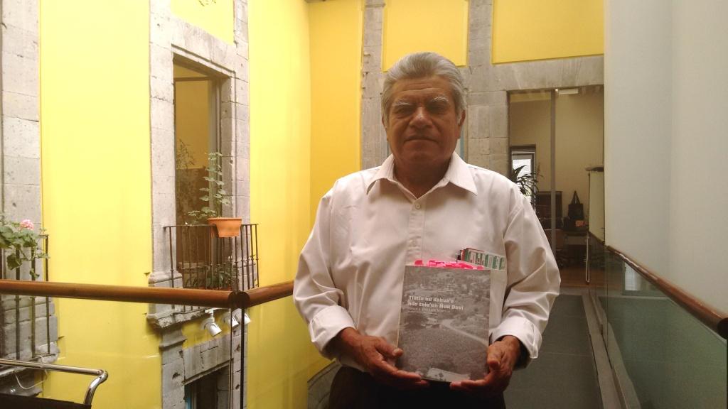 Donato García con el libro 'Vamos a aprender mixteco'