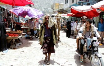 Un hombre yemení camina junto a su camello en un mercado en la ciudad sudoccidental de Taez 