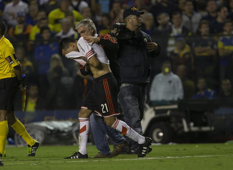 Leonel Vangioni, de River Plate, tambiéb resultó afectado con el gas