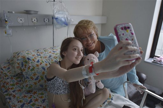 La presidenta Michelle Bachelet se reunió con la joven en el hospital.