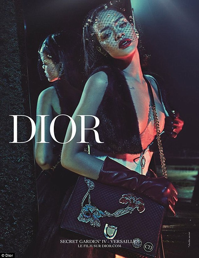Rihanna fue fotografiada por Steven Klein, para la campaña 'The Secret Garden' de Dior. 