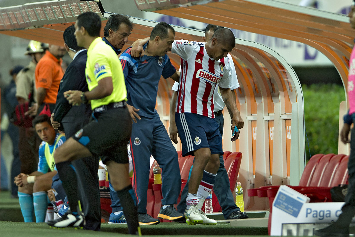 Salcido se fue lesionado