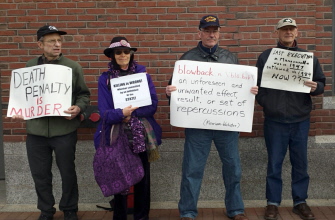 Activistas contra la pena de muerte se manifiestan ante el tribunal de Boston que juzgó a Tsarnaev, el pasado 27 de abril