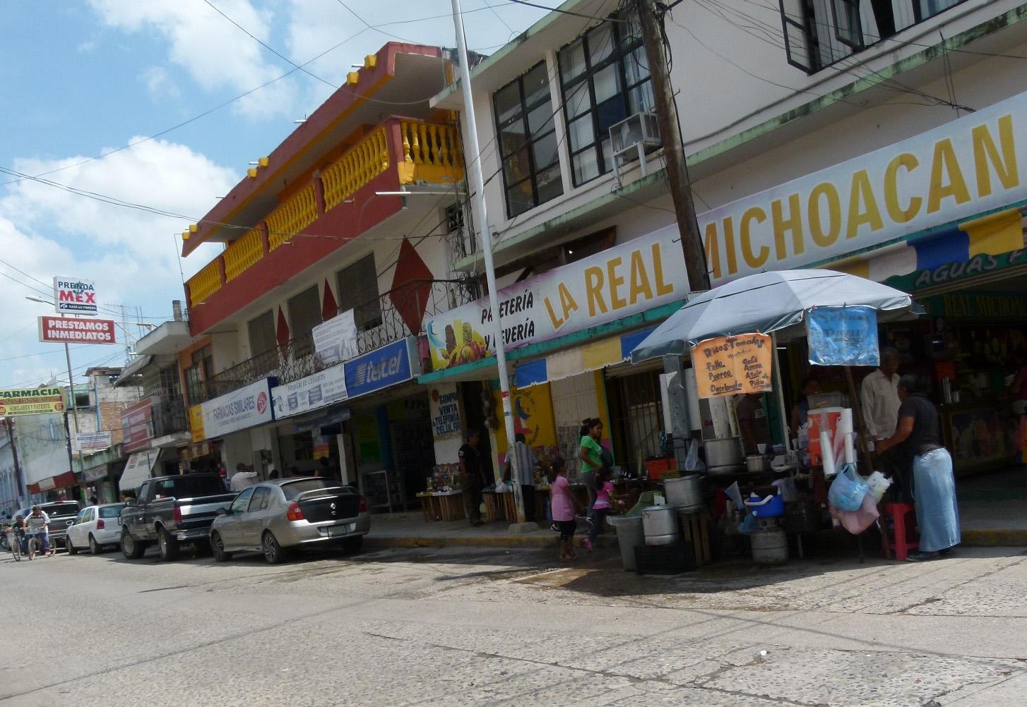Gran cantidad de negocios en pequeño desaparecen ante la llegada de tiendas de conveniencia.