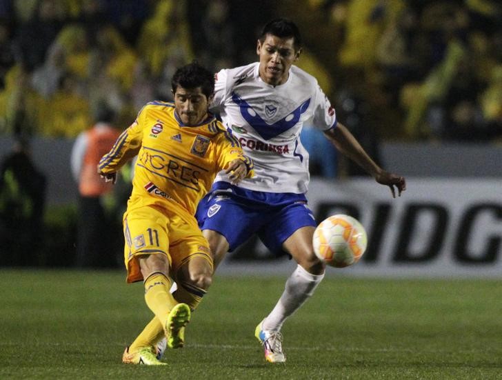 Damián Álvarez pelea el balón contra un elemento del Universitario de Sucre