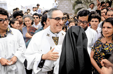 El obispo con su asistente en 1979 en El Salvador.
