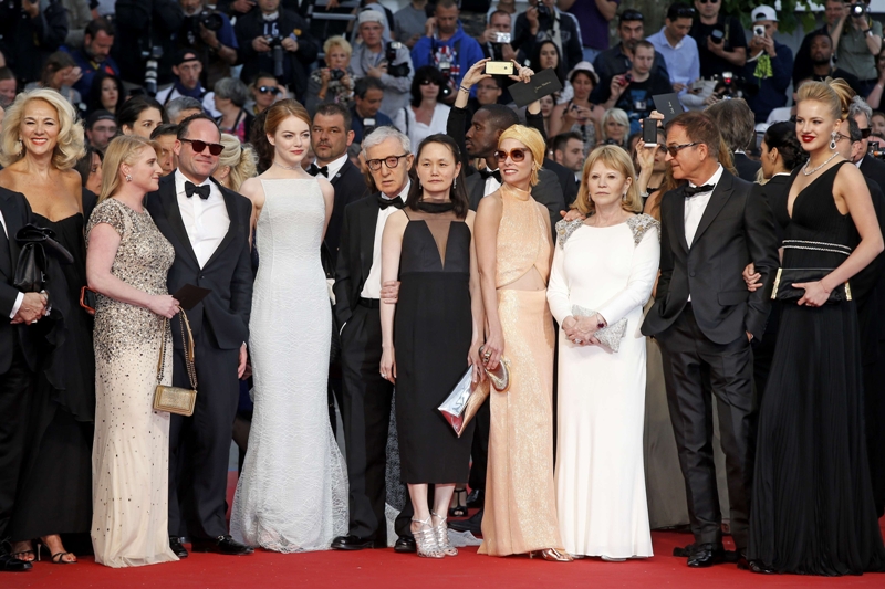 Emma Stone, el director Woody Allen y su esposa, y  la actriz Parker Posey. 