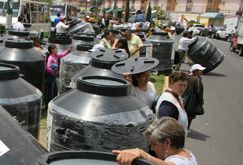 La posible entrega de tinacos, entre otros programas sociales de gobierno, será pospuesta hasta después de las elecciones del próximo 7 de junio.