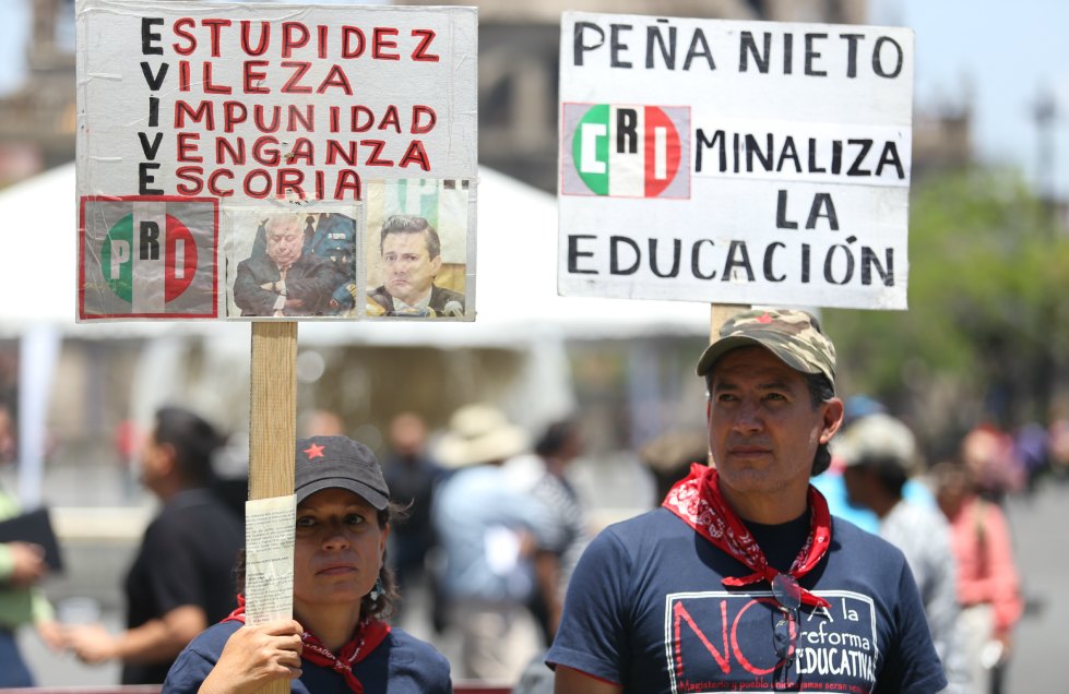 Marchan maestros por sus derechos en Guadalajara