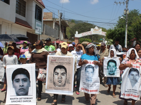 Padres de los 43 encabezan la movilización por el Día del Maestro en Tixtla.