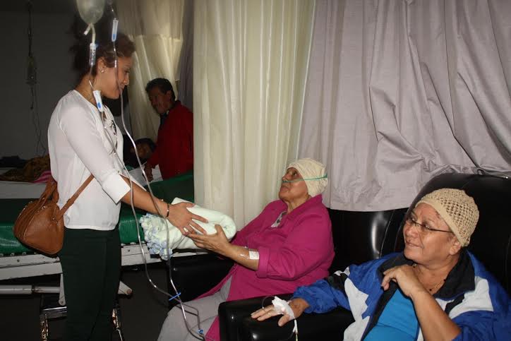 La raquetbolistas Paola Longoria visitó a los pacientes con cáncer.
