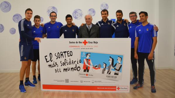 La Real Sociedad, junto con el delantero mexicano, Carlos Vela, posaron para la fotografía de promoción. 
