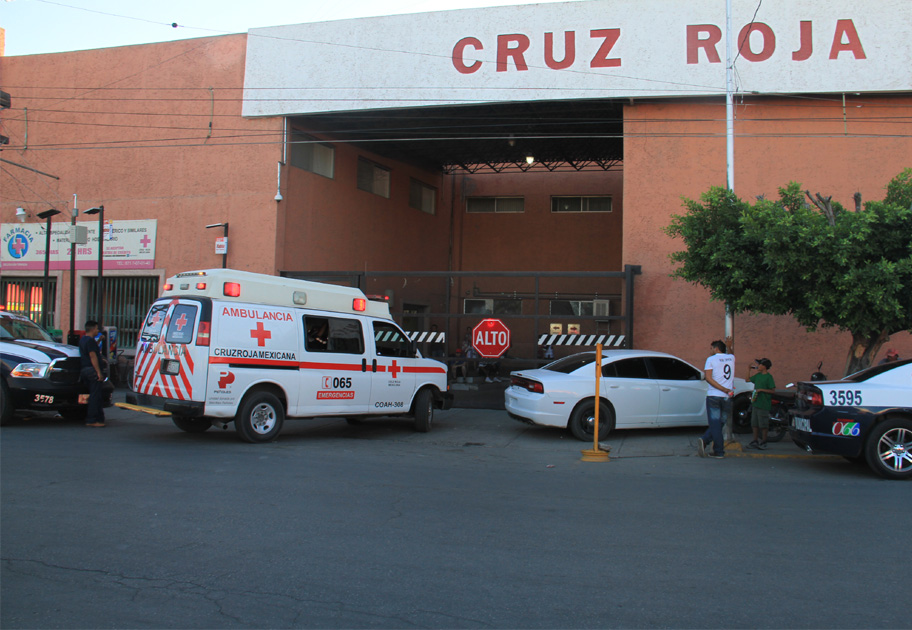 Una ambulancia trasladó al herido al hospital, donde fue atendido por personal médico.