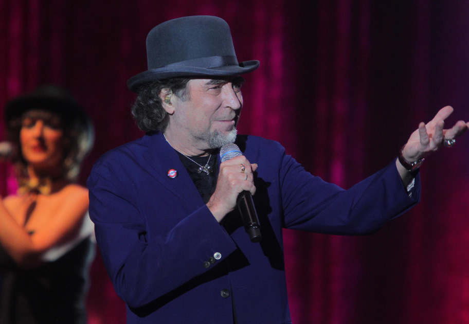 Joaquín Sabina salió trajeado de azul con zapatos color vino, camisa negra y sombrero del mismo color. 