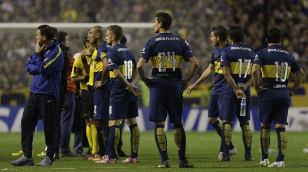 Jugadores de Boca Juniors, atónitos en la cancha de la "Bombonera", tras percance con River Plate en la Copa Libertadores. 