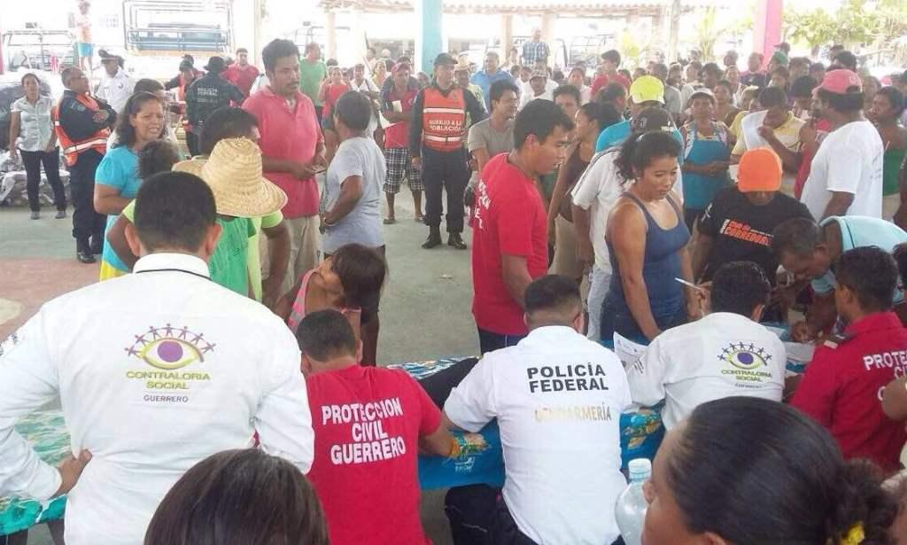 Personal de la Contraloría Social supervisa la ayuda distribuida por el gobierno federal y la Secretaría de Protección Civil del estado de Guerrero.