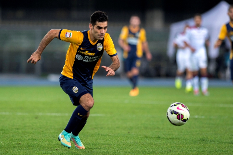 Rafael Márquez, defensa mexicano, conduce el esférico en un duelo con el Hellas Verona  