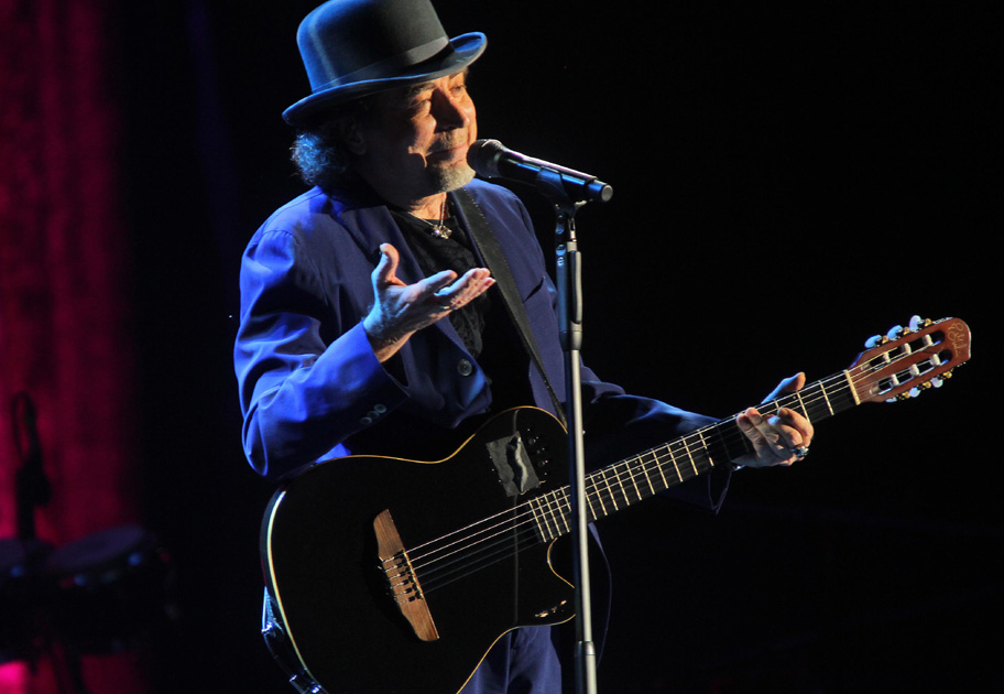 Trajeado de azul con zapatos color vino, camisa negra y sombrero del mismo color, Sabina deleitó a los laguneros. 
