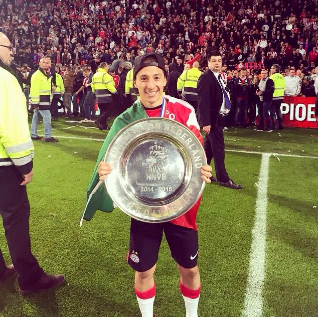 Andrés Guardado con el trofeo de campeón 
