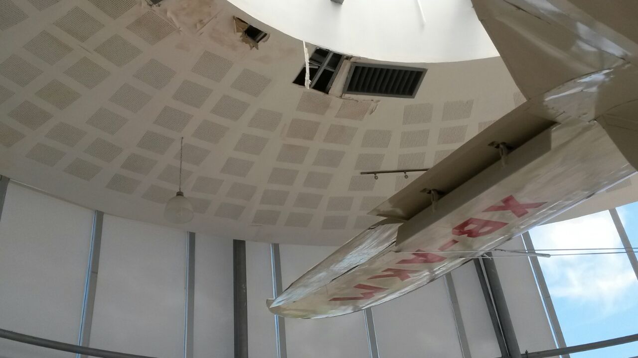 Las filtraciones desde el techo han provocado que caiga agua al avión "El Conquistador del Cielo".