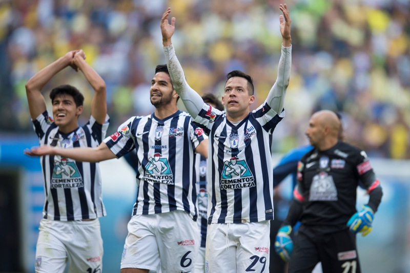 Jugadores de Pachuca festejan el triunfo sobre América 
