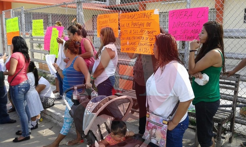 Los padres de familia bloquearon el acceso al plantel.