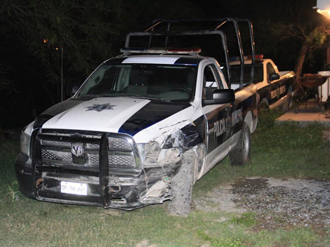 Los policías chocaron con su unidad la camioneta donde viajaban los jóvenes. 