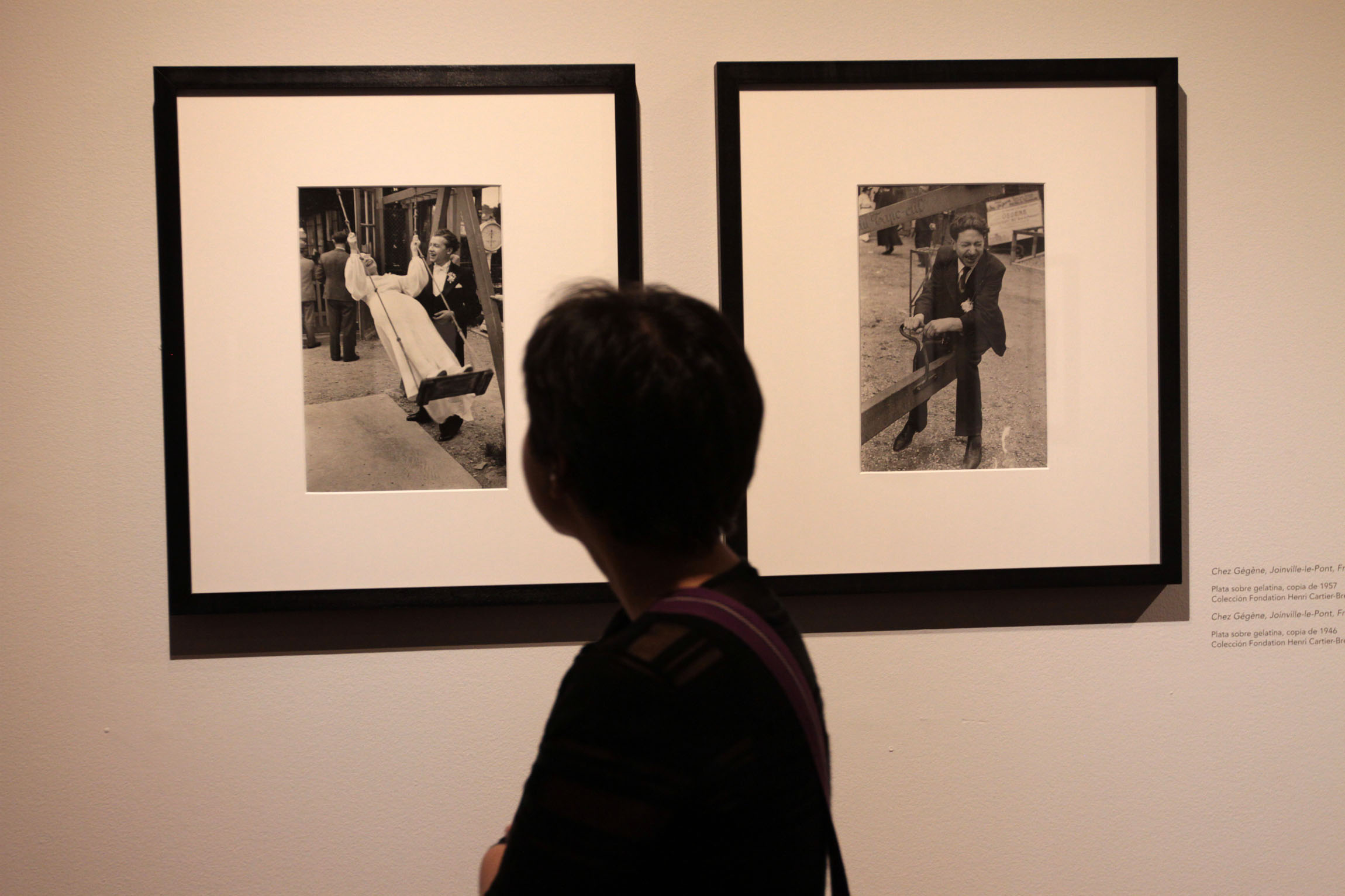 Una visitante observa la obra de Cartier-Bresson.