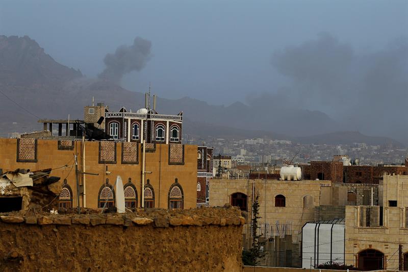 Una columna de humo revela la explosión de un depósito de armas de las milicias hutíes en Saná, Yemen, al impactar un misil de la coalición